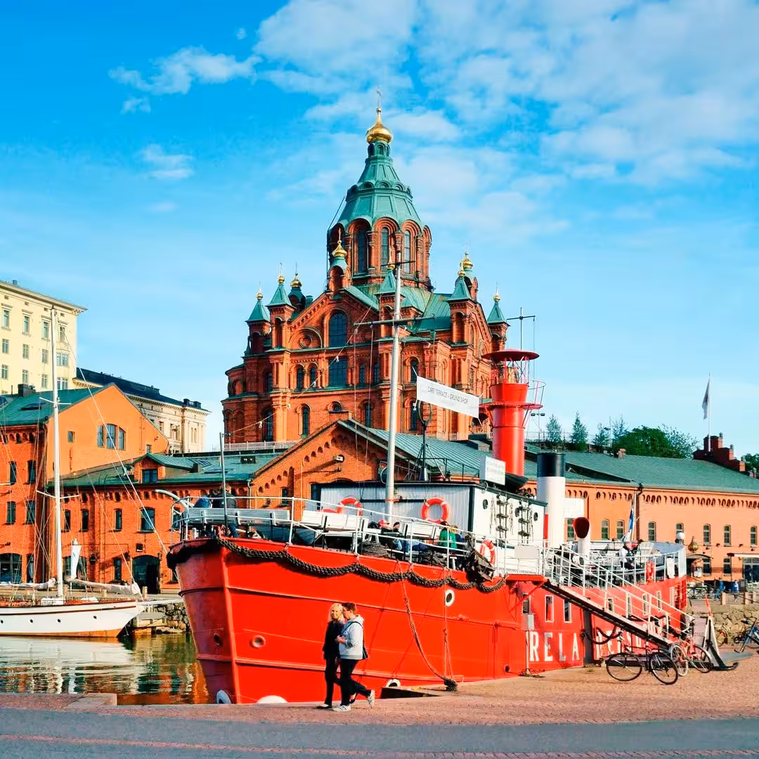 Arquitectura de Helsinki junto al entorno marítimo de la ciudad.