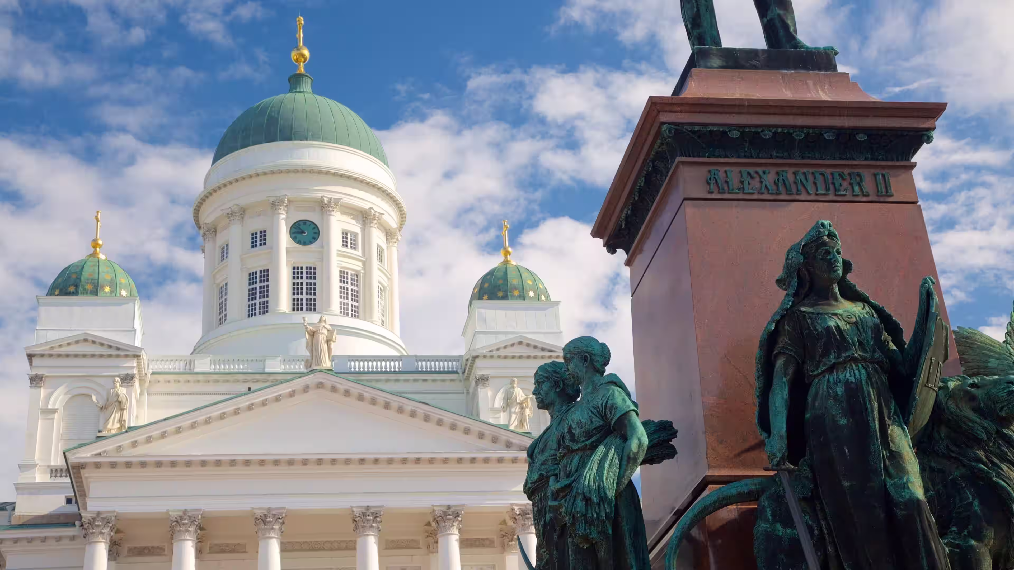 Plaza del Senado rodeada por arquitectura histórica de Helsinki.