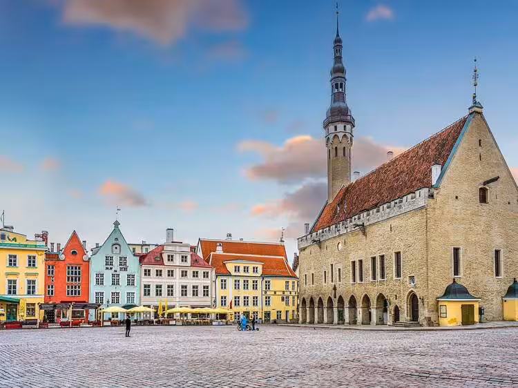 Torres y tejados del casco histórico de Tallinn.