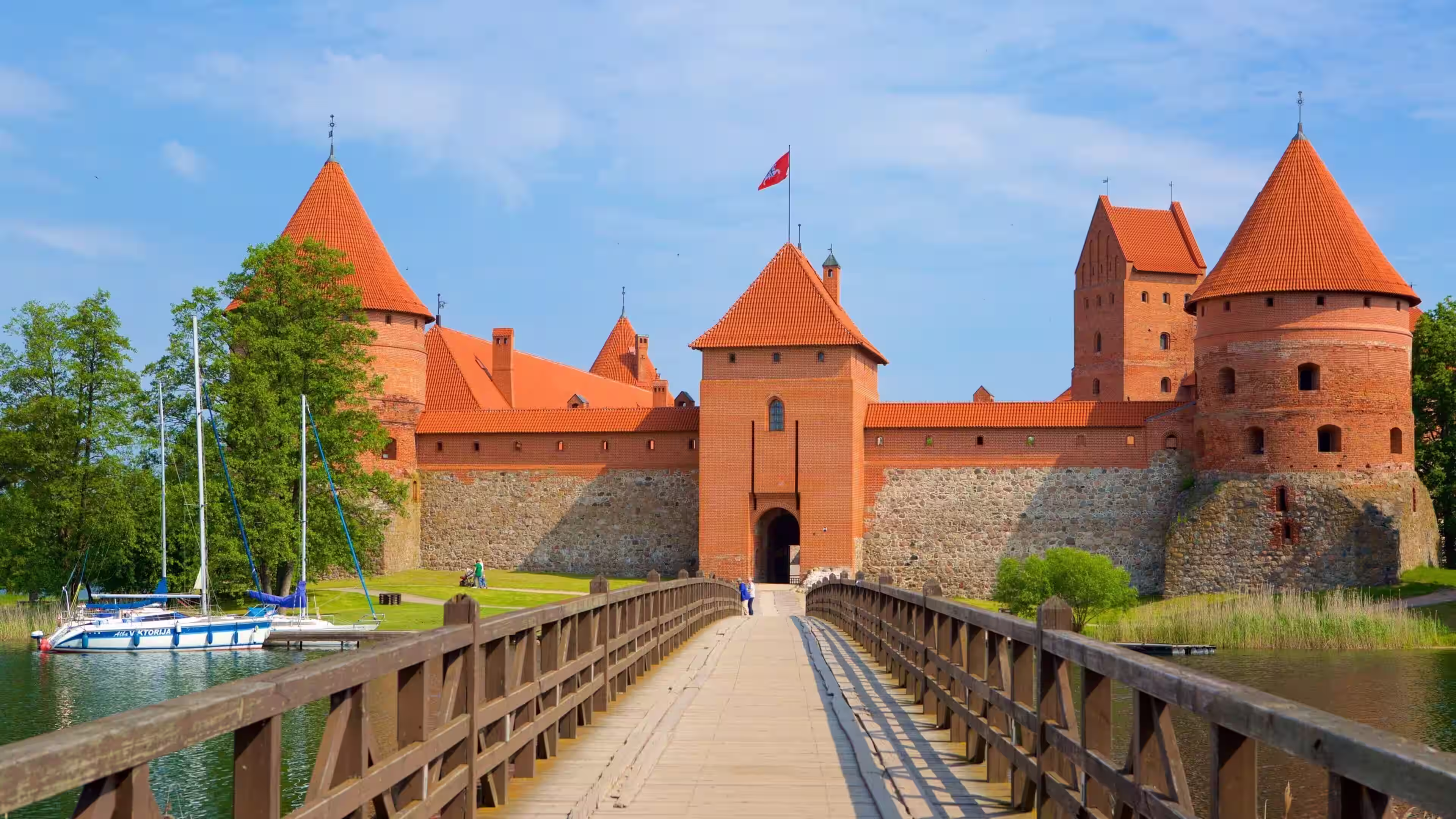 Castillo de Trakai rodeado por las aguas del lago.