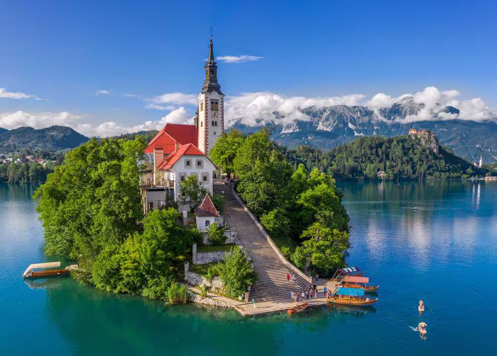Lago Bled con su isla rodeada por el paisaje de Eslovenia.