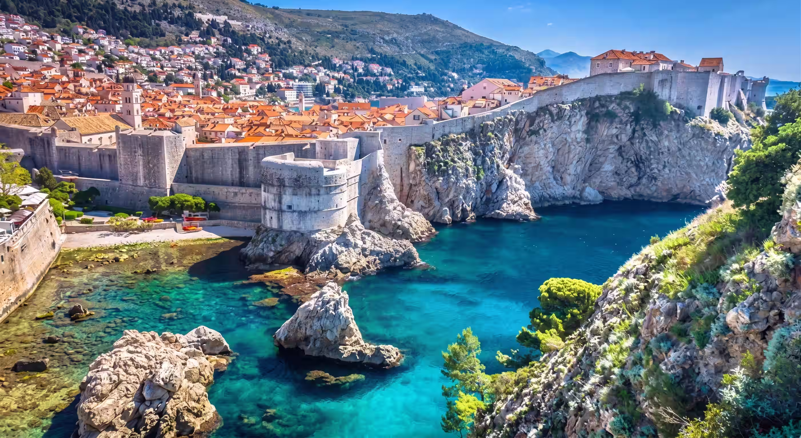 Casco histórico de Dubrovnik junto al mar Adriático.