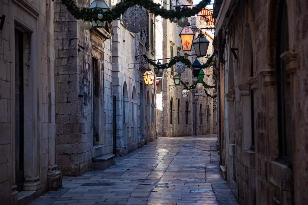 Calle de piedra del casco histórico de Dubrovnik.