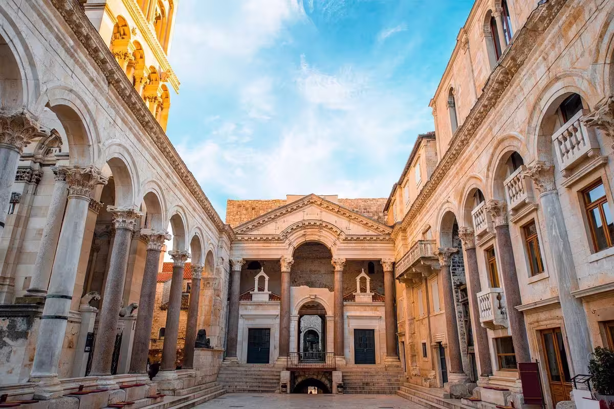 Peristilo del Palacio de Diocleciano en el centro histórico de Split.