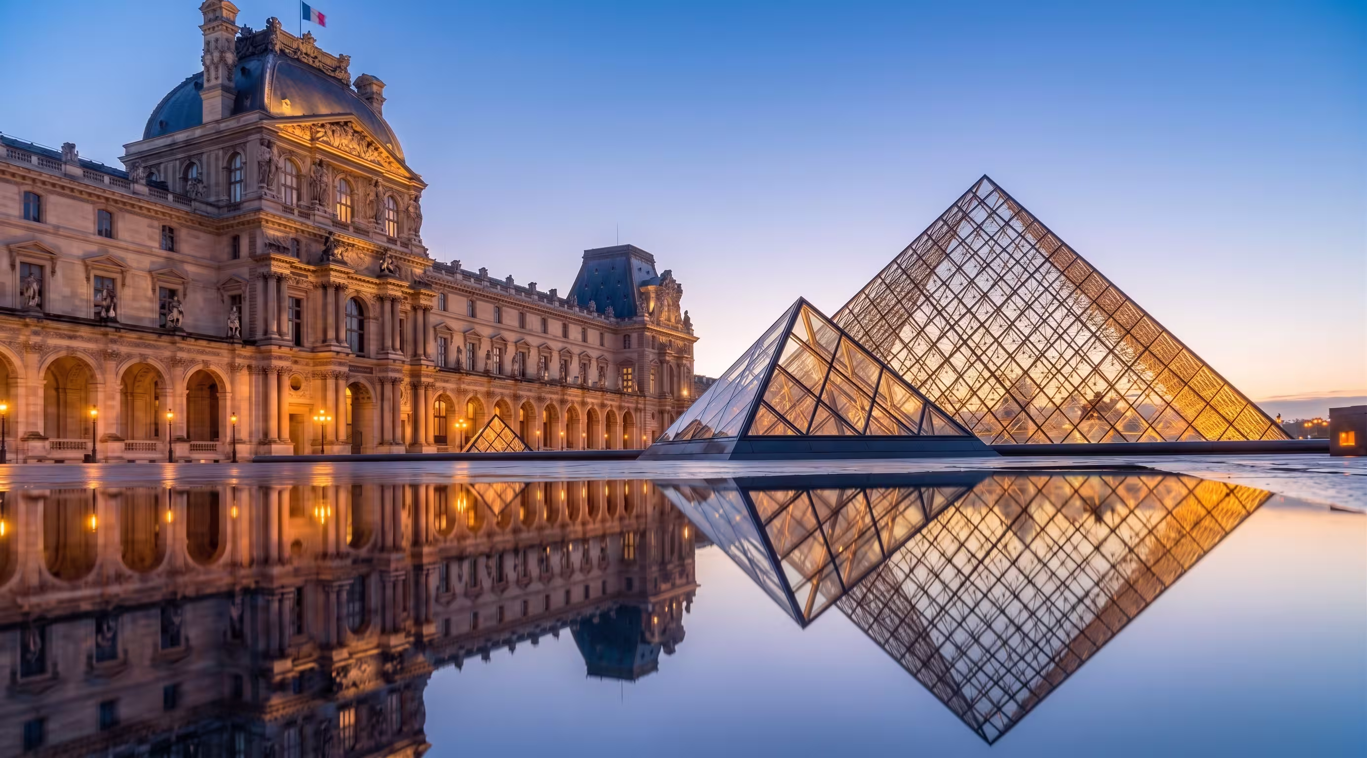 Arco del Triunfo y avenida de los Campos Elíseos en París.