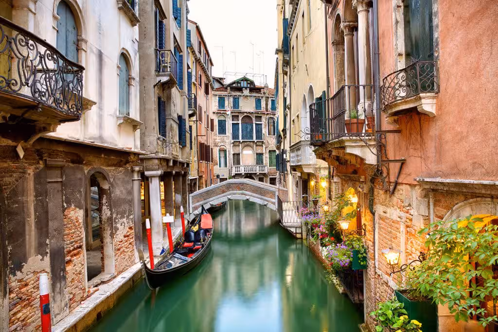 Canales y arquitectura histórica de Venecia.