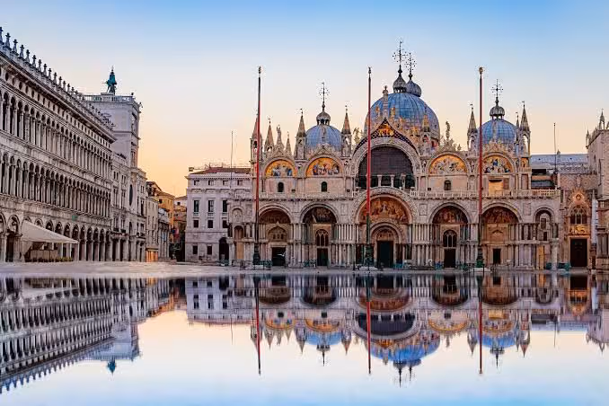 Góndolas y arquitectura histórica en Venecia.