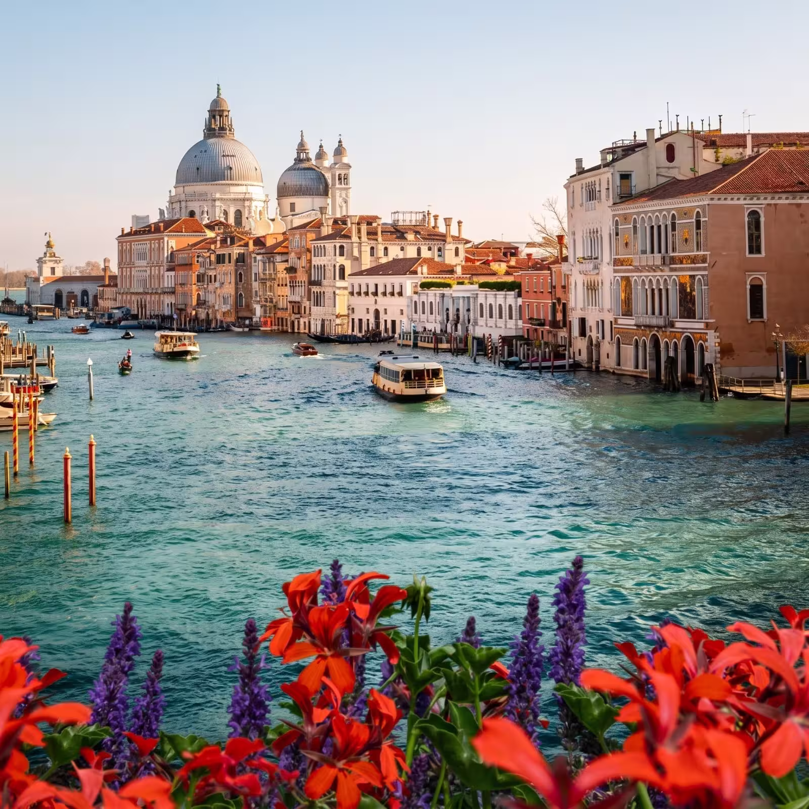 Góndola navegando por un canal de Venecia, una de las experiencias contempladas en El Arte de Vivir Europa.