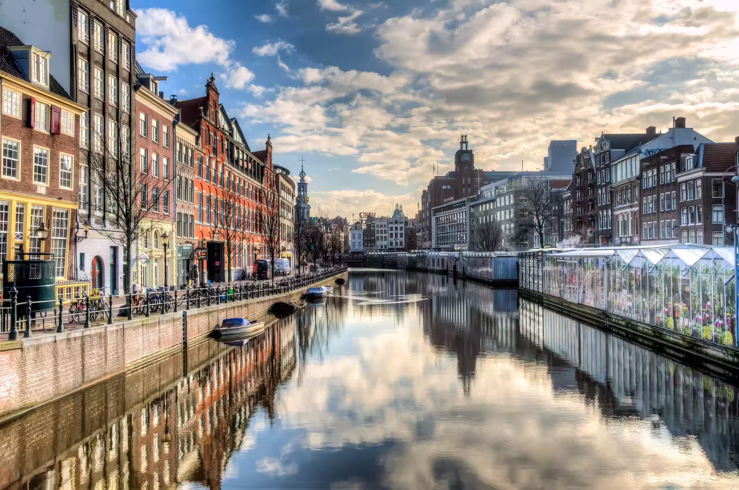 Canal y calles de Ámsterdam al cierre de Europa Cosmopolita.