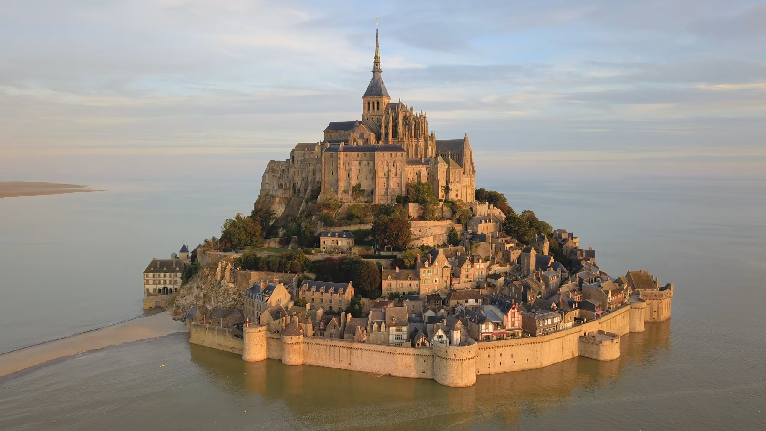 Castillo de Amboise en el Valle del Loira durante la ruta hacia París.