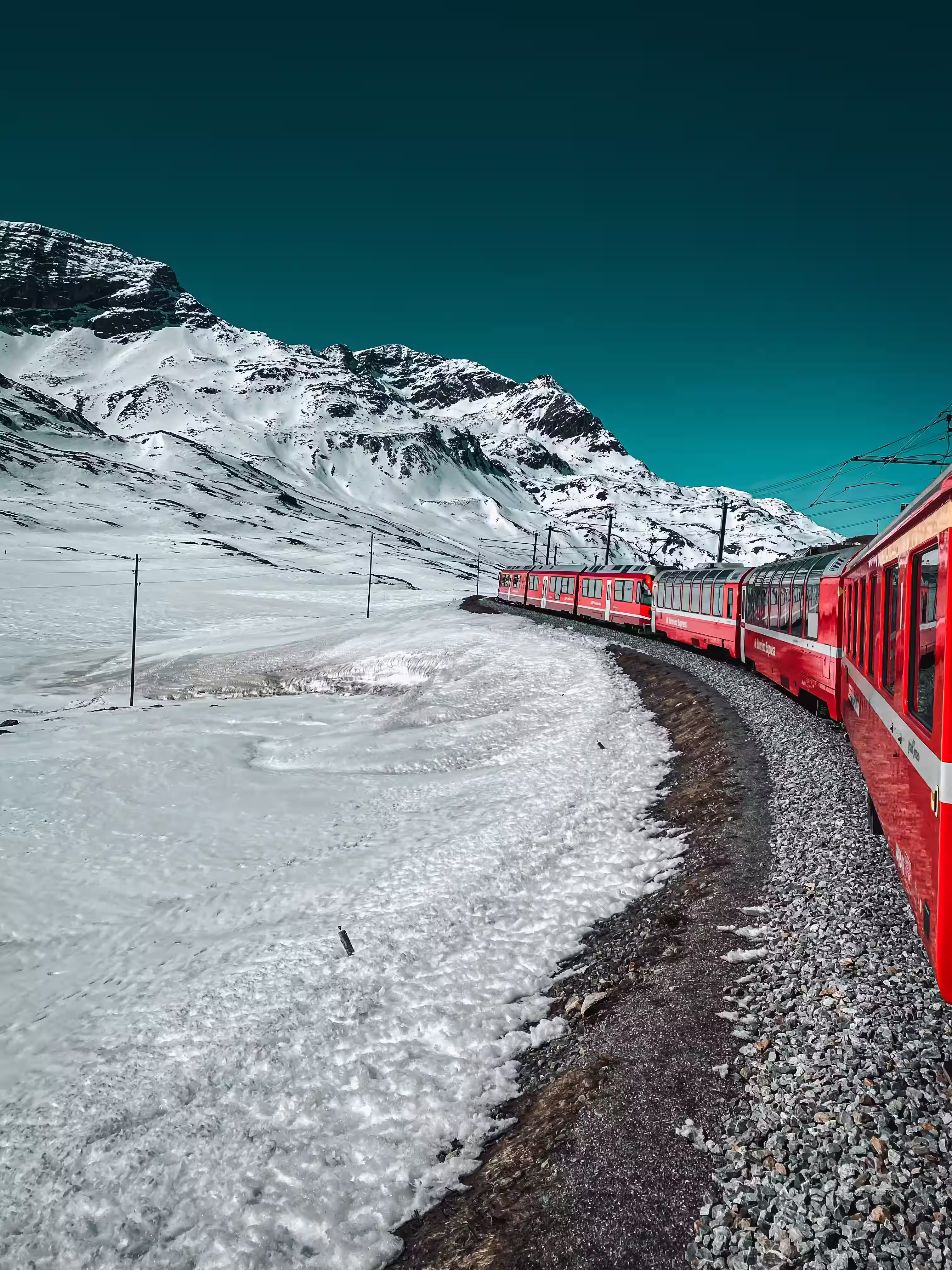 El tren Glacier Express en su recorrido por los Alpes suizos