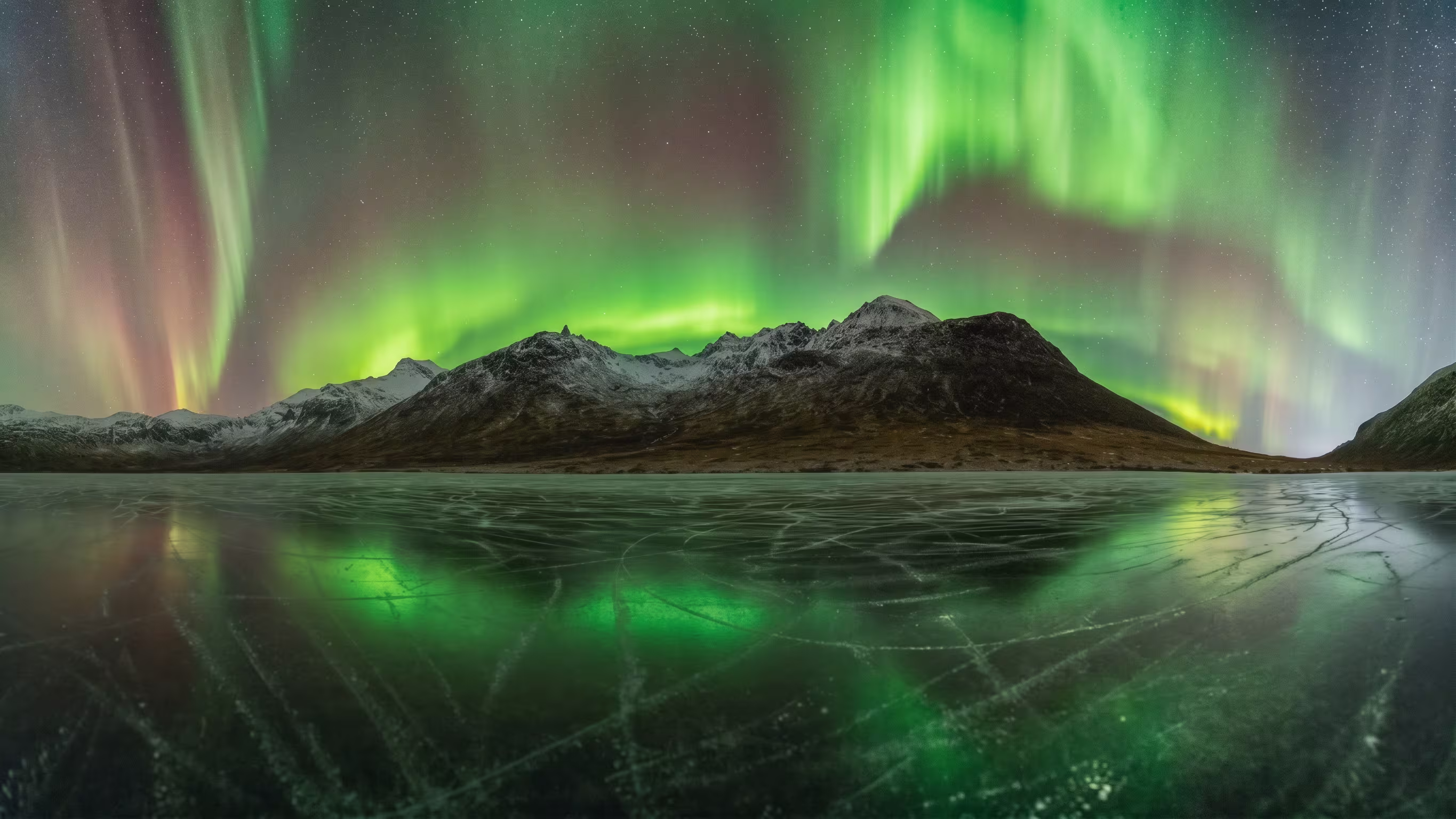Aurora boreal sobre el paisaje invernal de Tromsø.