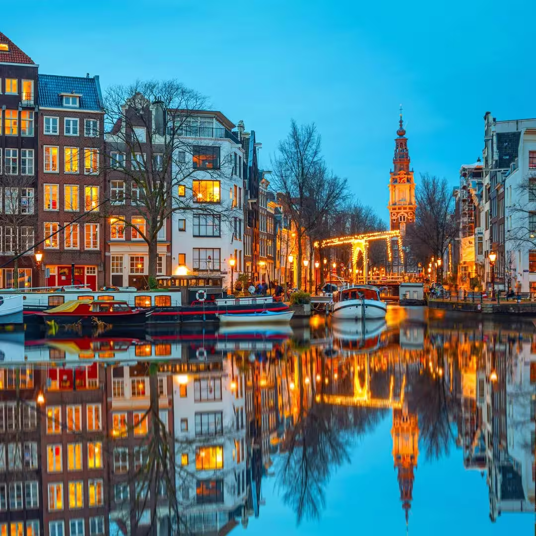 Canales de Ámsterdam durante el recorrido incluido por la ciudad.