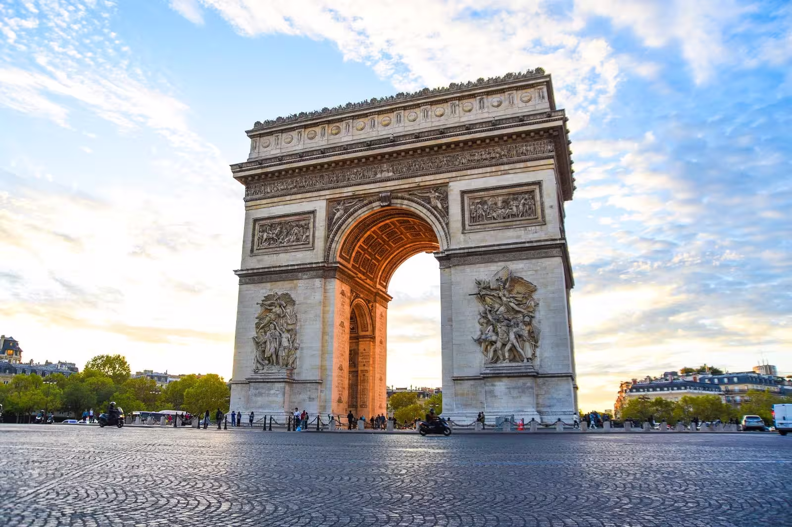 Arco del Triunfo y entorno urbano de París durante una visita panorámica.