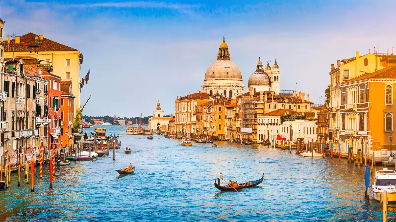 Góndola navegando por los canales de Venecia durante Íconos de Europa.