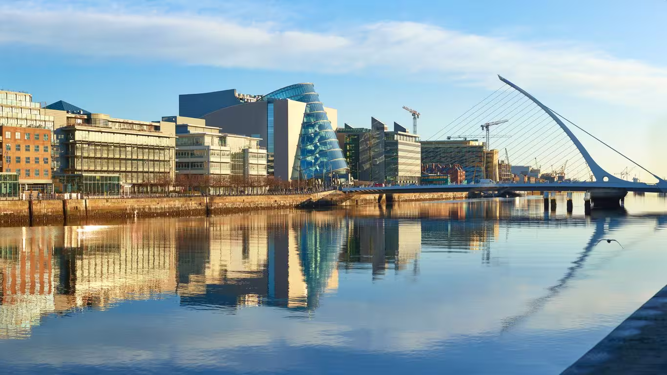 Río Liffey y edificios del centro de Dublín al comienzo del recorrido.