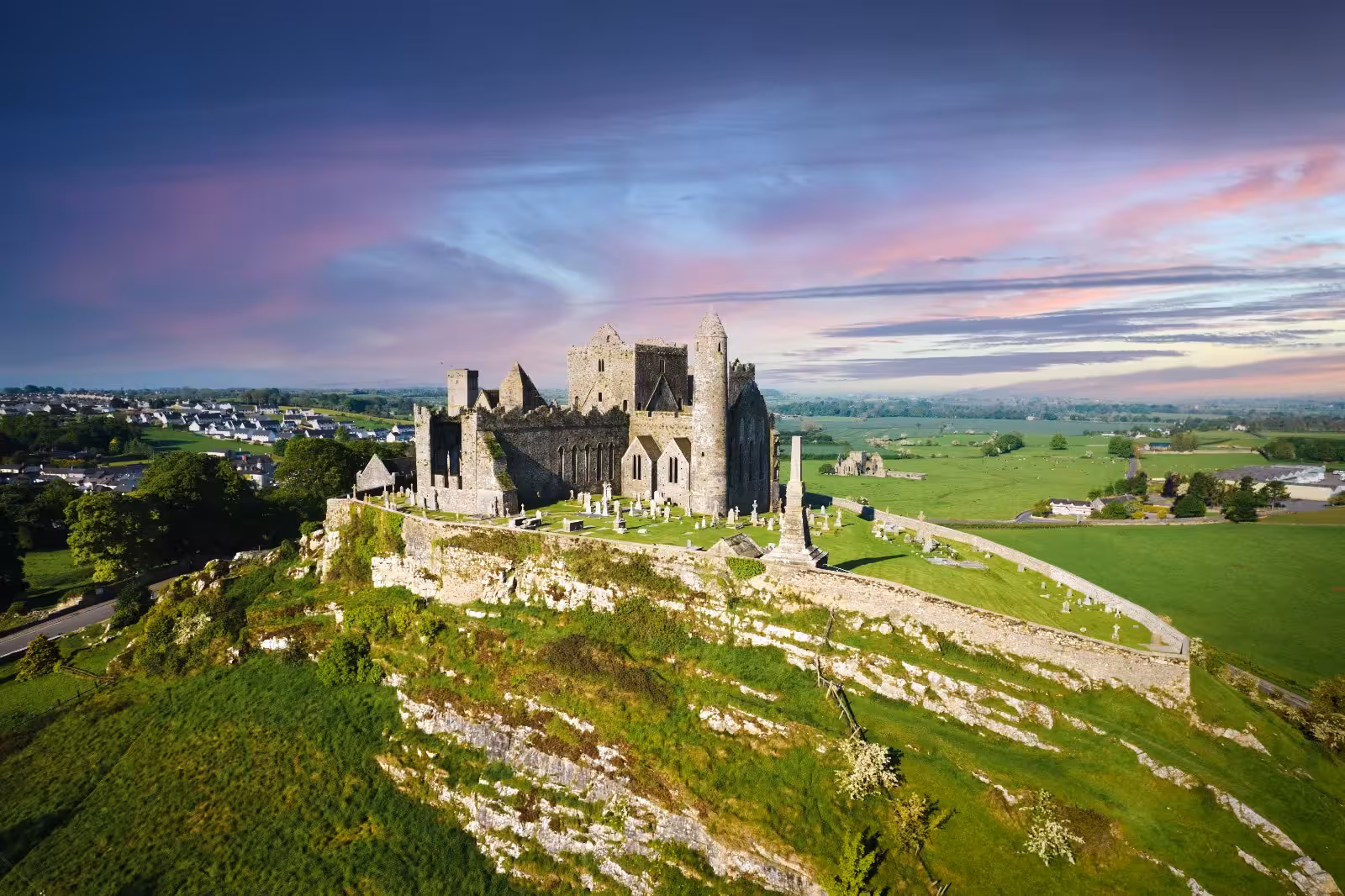 Conjunto histórico de la Roca de Cashel durante el regreso hacia Dublín.