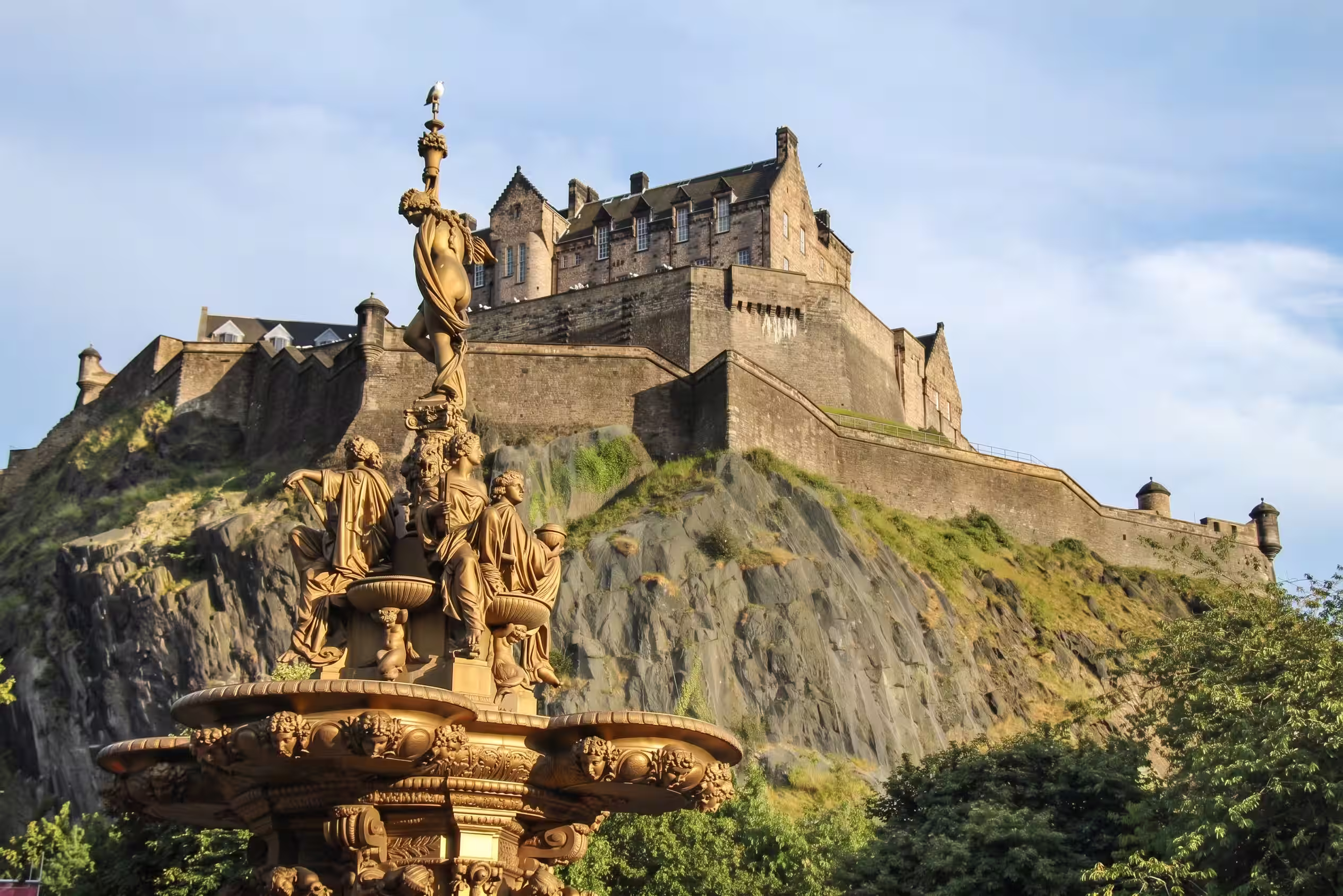 Castillo de Edimburgo sobre la ciudad.