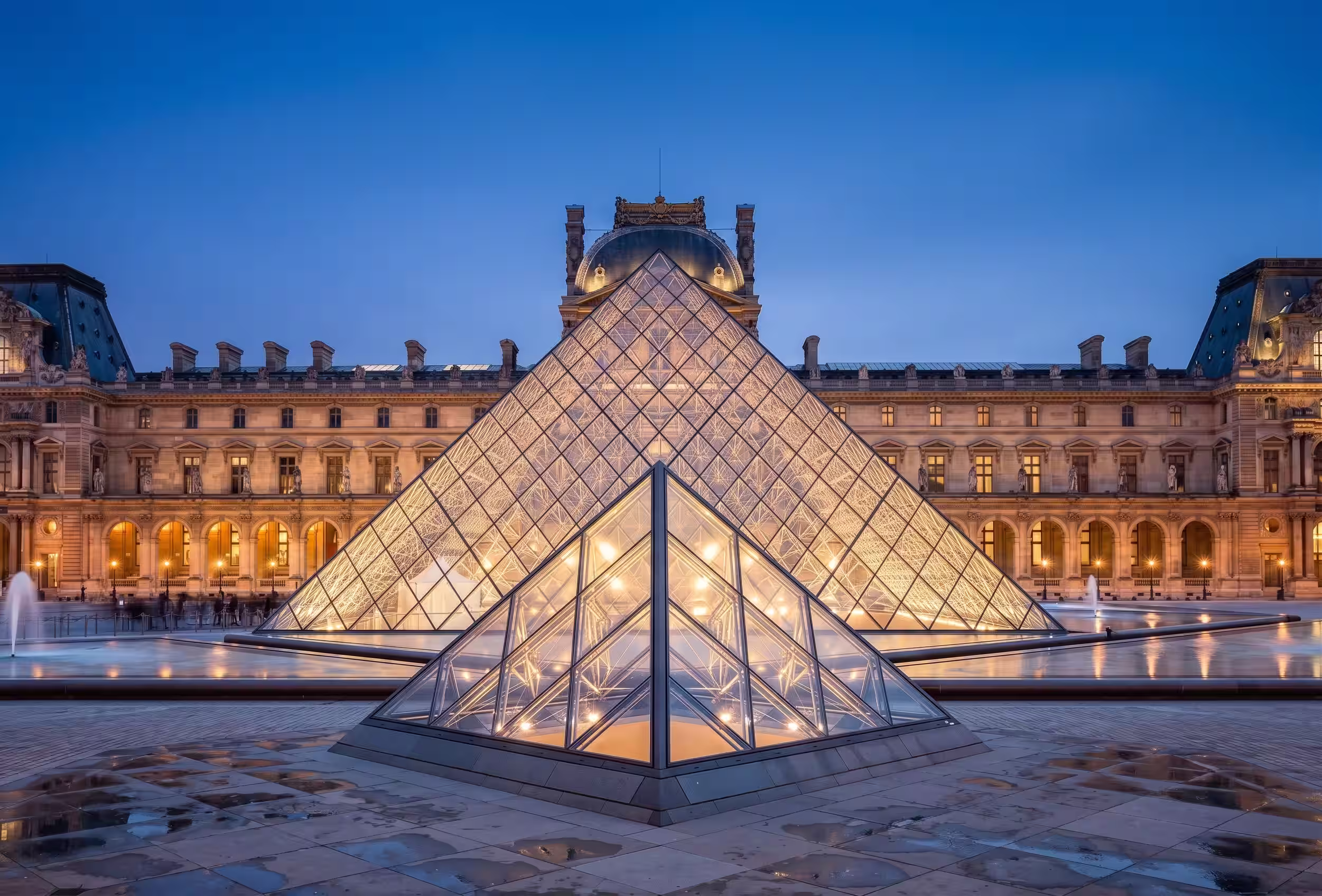 El museo del Louvre con la pirámide de cristal en el centro