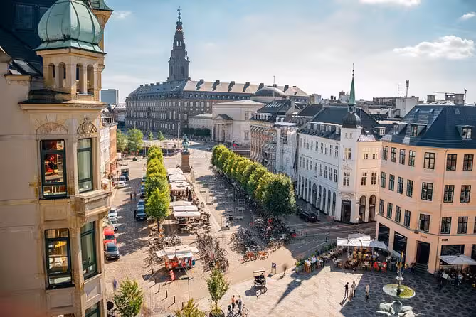 Arquitectura y vida urbana en el centro de Copenhague.