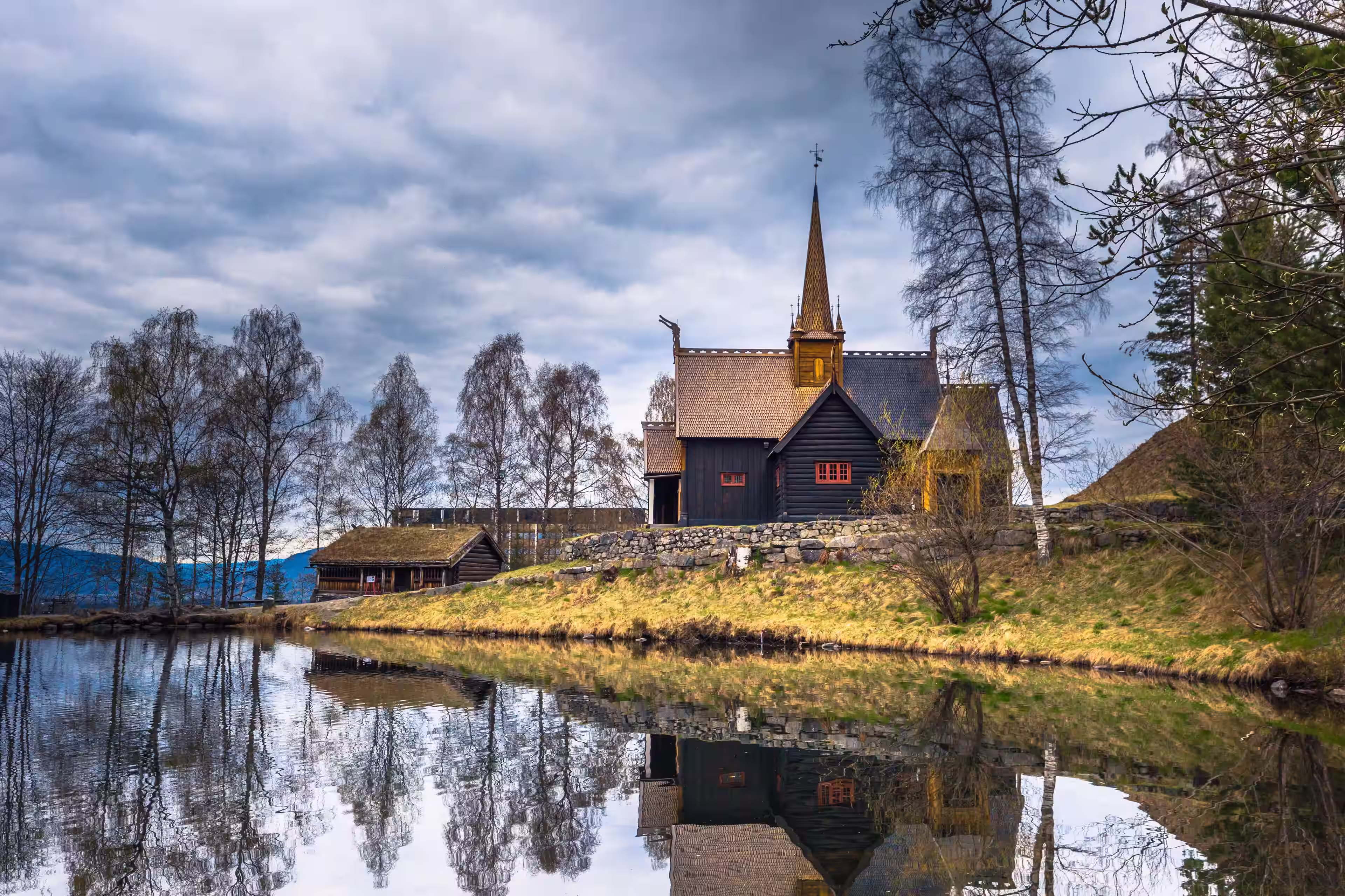Paisaje de Lillehammer rodeado por las montañas de Noruega.