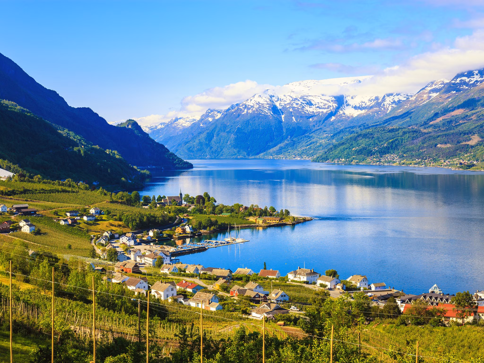 Navegación entre Flåm y Gudvangen por los fiordos de Noruega.