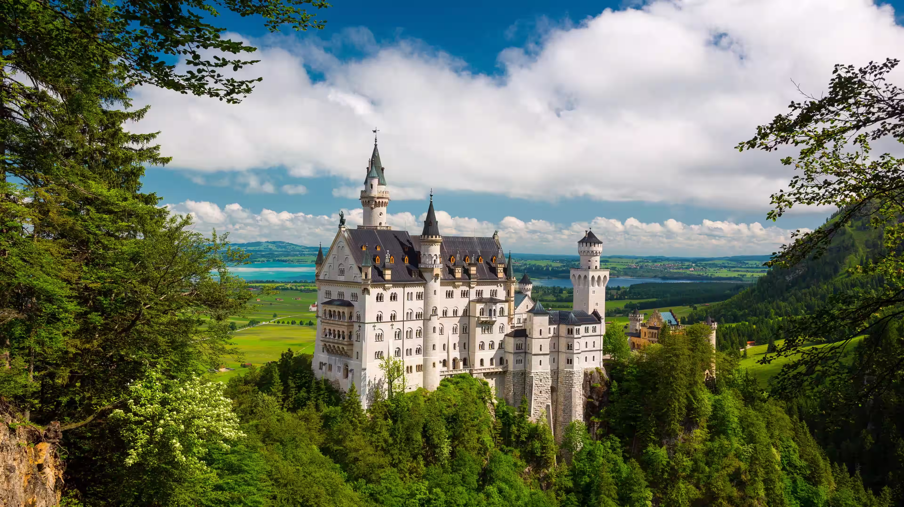 Castillo de Neuschwanstein contemplado desde el exterior durante la ruta hacia Innsbruck.
