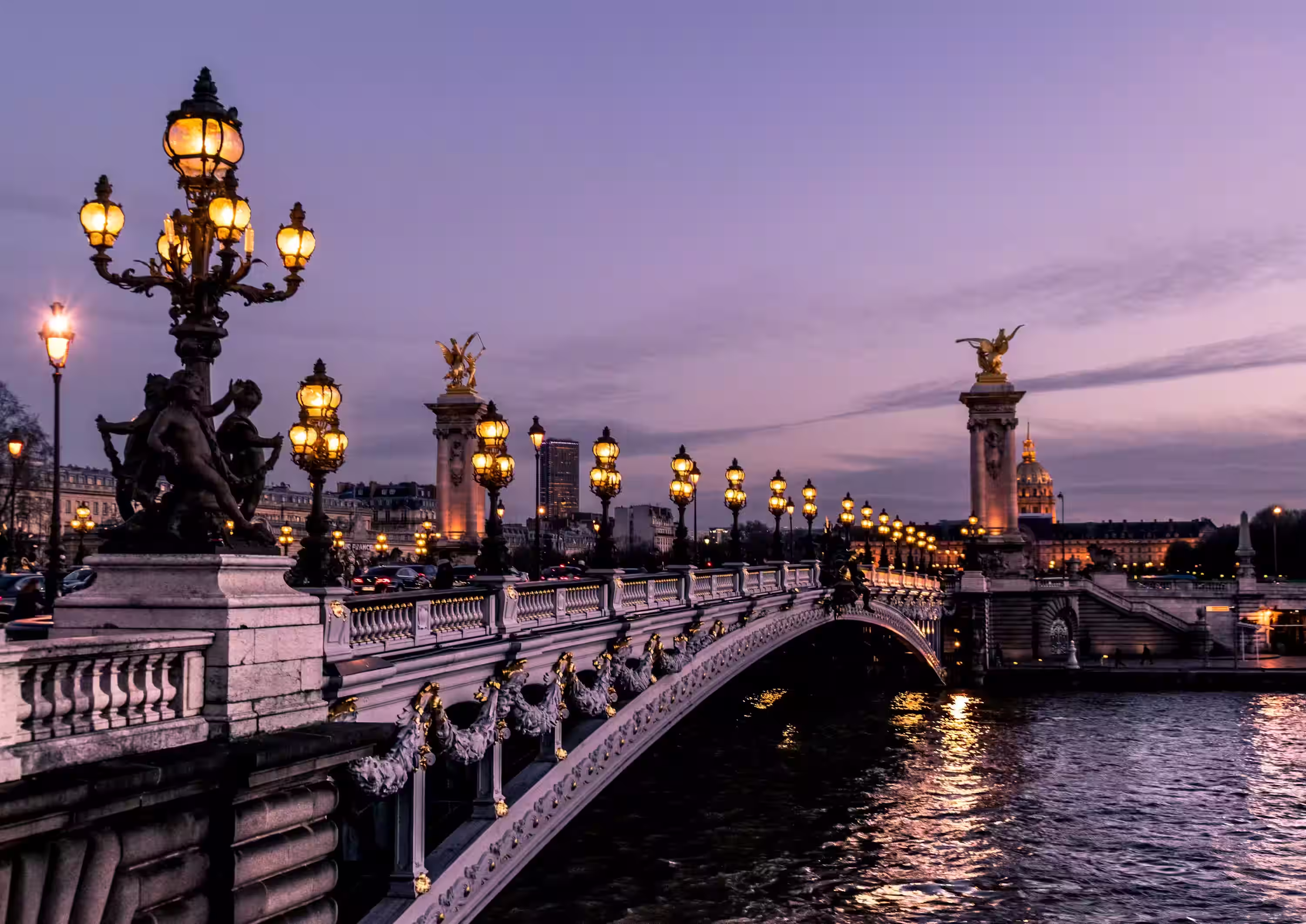 París iluminado al anochecer durante el inicio del recorrido.