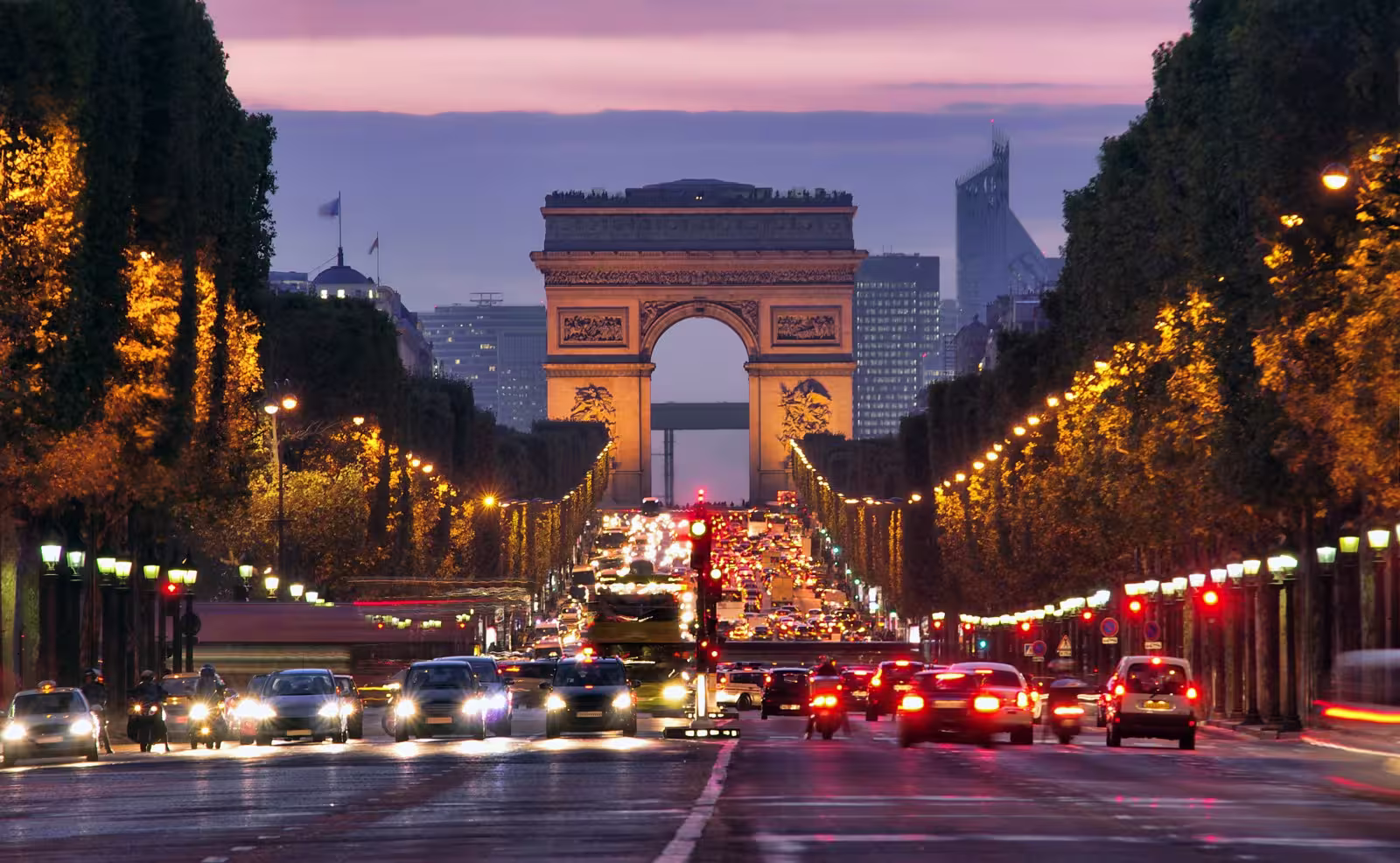 Arco del Triunfo y Campos Elíseos durante la visita panorámica de París.