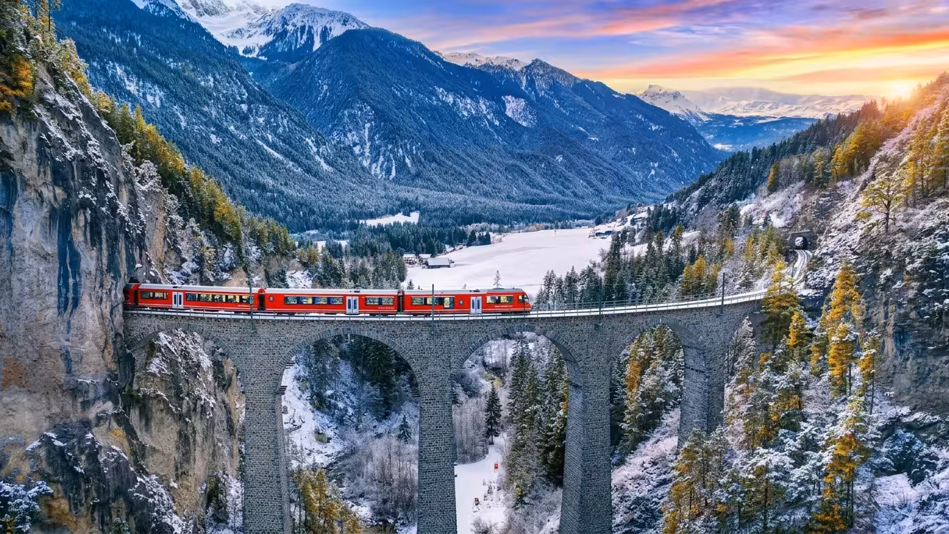 El tren Glacier Express en su recorrido por los Alpes suizos