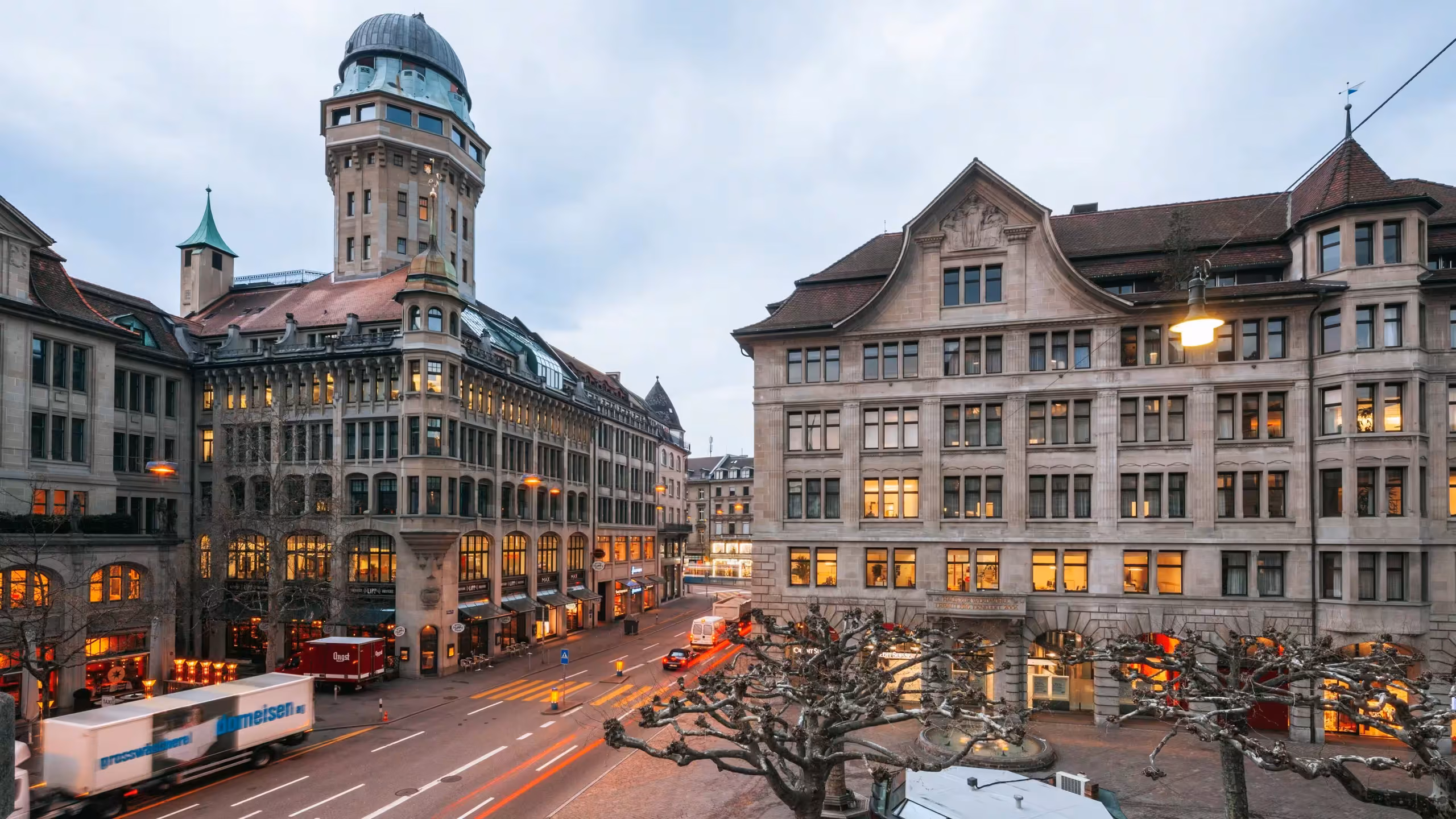 Centro histórico de Zúrich al inicio del itinerario Suiza entre Lagos y Cumbres.
