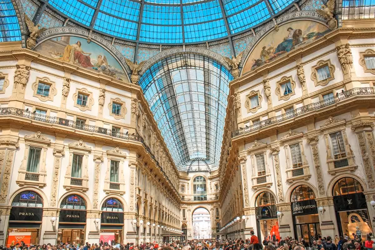 Arquitectura urbana de Milán al comienzo del recorrido por Italia.