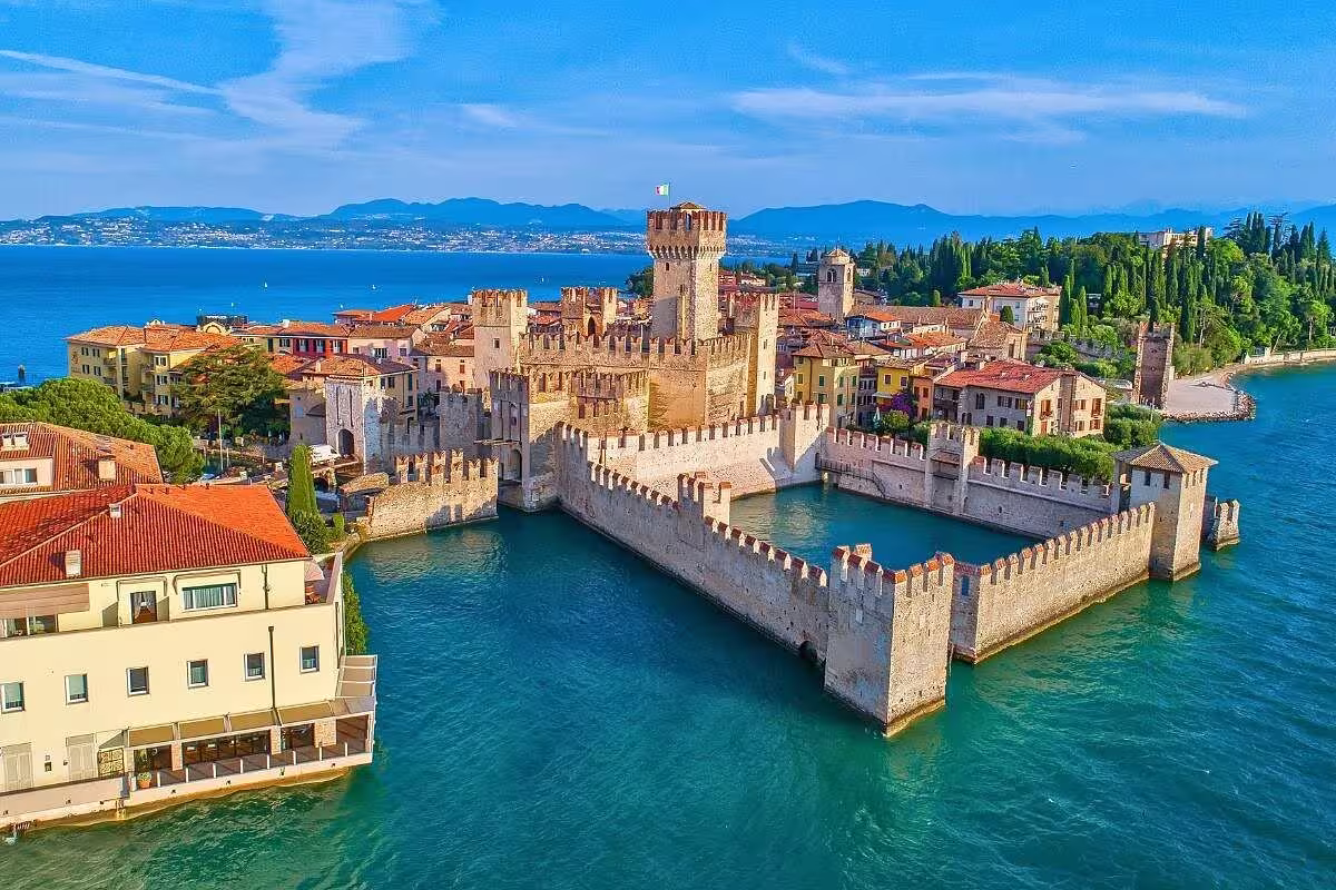 Paisaje del Lago de Garda durante la ruta entre Milán y Verona.