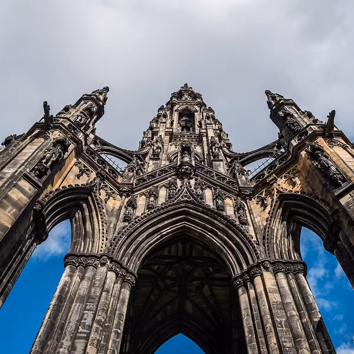 Arquitectura histórica de Edimburgo al inicio del recorrido.