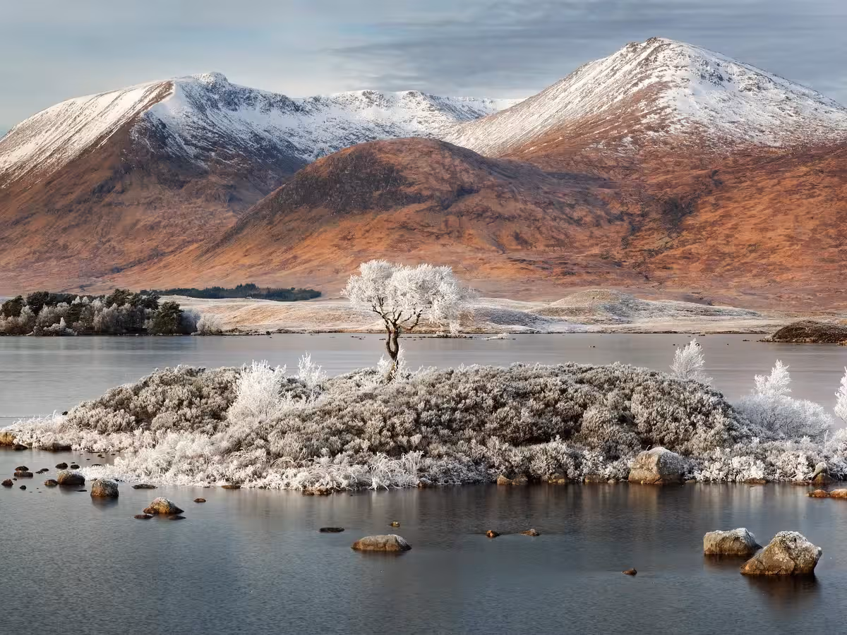 Paisaje montañoso y abierto durante el recorrido por Glencoe y Rannoch Moor.