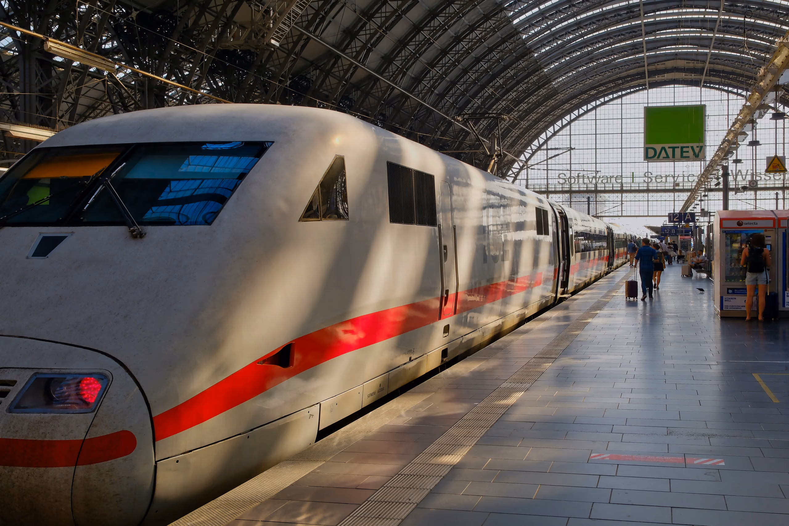 Viajeros con equipaje en el andén de la estación de tren de Fráncfort, uno de los principales puntos de conexión para llegar a Europa