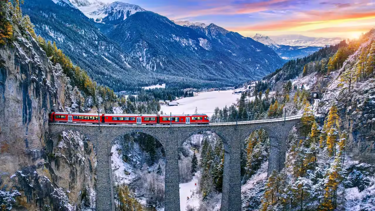 Glacier Express cruzando los Alpes suizos, uno de los trayectos en tren comparados en este artículo